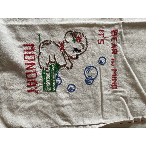 Vtg Embroidered Tea Towel Linen Monday Day of the Week Bear Bubble Bath MCM - Picture 5 of 8